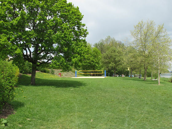 Liegewiese Strandbad Hofanger Gstadt am Chiemsee.
