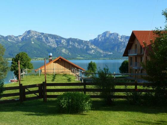 Blick-auf_See_Schloss_und_Berge