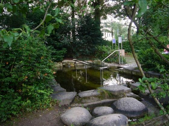 Wassertretbecken im Rosenheimer Riedergarten.