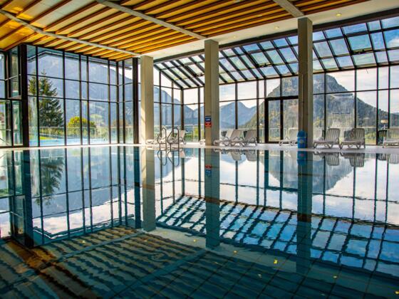 Baden mit Bergblick im Alpenbad Pfronten