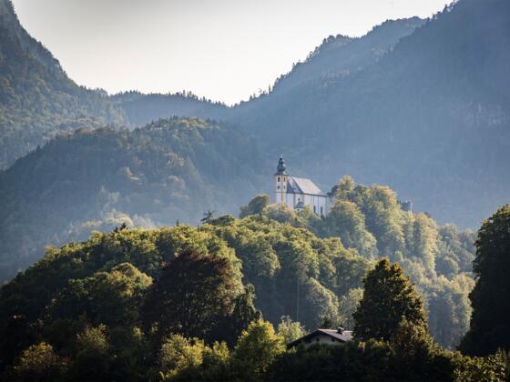 Vorbei am der Kirche St. Pankraz in Bad Reichenhall