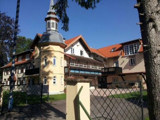 jagdschloss-aussenansicht_sommer002