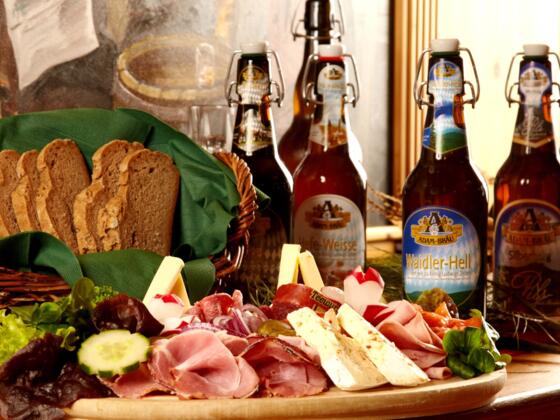 Brotzeit im Adam-Bräu