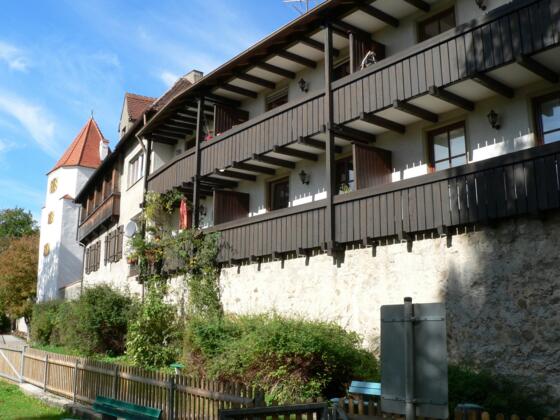 Schongauer Stadtmauer mit Wohnungen