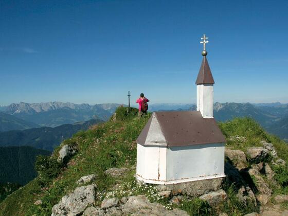 Hochgern! Hinten das Gipfelkreuz, vorne eine Minikapelle