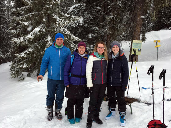 Familie Reiter mit Freunden beim Tourencheck