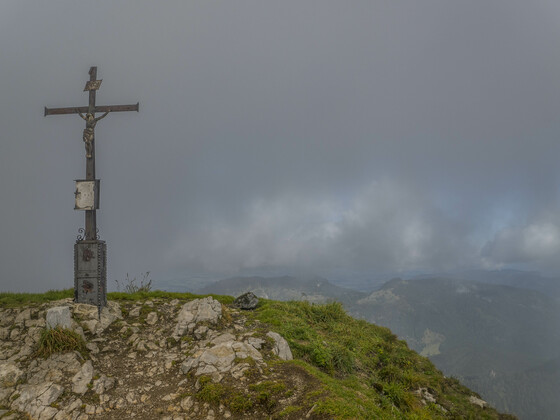 Der Gipfel mit viel Aussicht, wenn es keine Wolken gibt. Sonst kann man bis in die Tauern, Salzkammergut, nach Salzburg oder auch den schönen Chiemgau schauen. Es ist viel Platz um auf der Wiese zu liegen und das Wetter zu genießen.