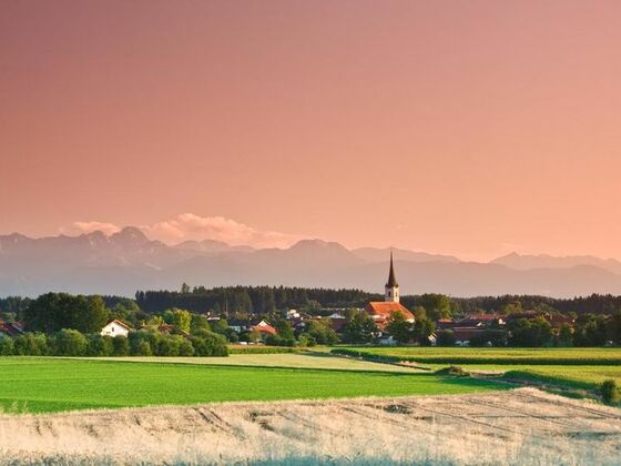 Kirche in Halfing bei Morgenrot