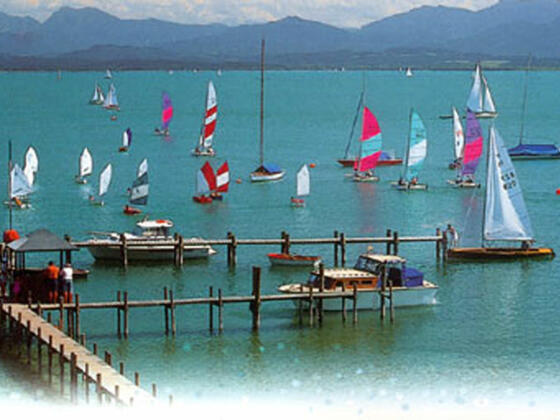 Segelschiffe und Motorboote im Chiemsee.
