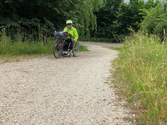 Auffahrt auf Damm der Tiroler Ache in Grassau