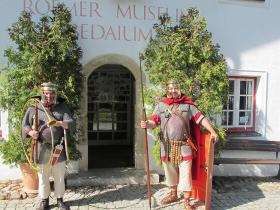 Museumseingang mit Römern