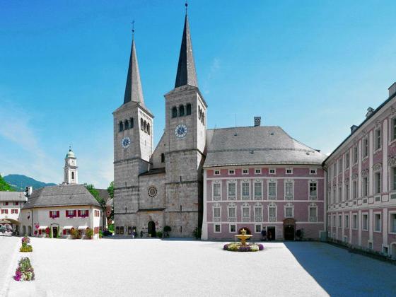 Die Stiftskirche Berchtesgaden und das Königliche Schloss