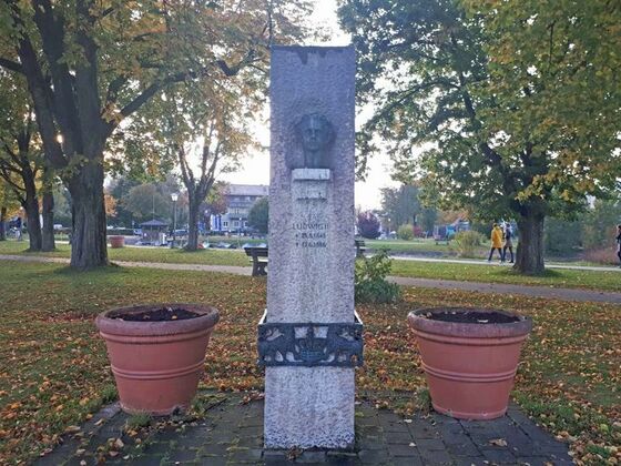 König Ludwig II.-Steindenkmal an den Schären in Prien am Chiemsee