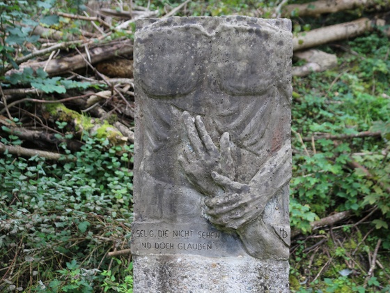 Stele "Selig, die nicht sehen und doch glauben"