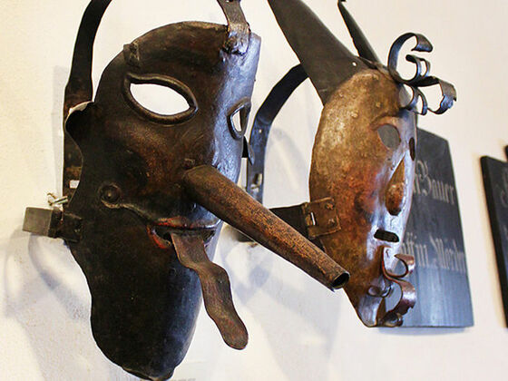 Schandmasken im Museum Wasserburg.