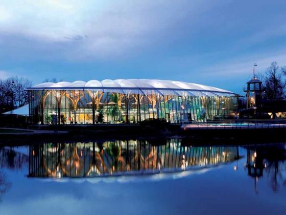 Außenansicht des Prienavera Erlebnisbades am Abend.