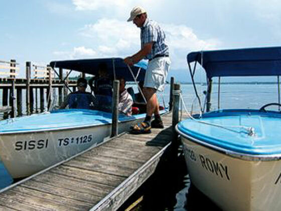 Personal beim Festbinden des Bootes am Steg.