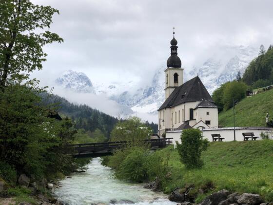 Die Ramsauer Kirche im Frühling mit der Reiteralp im Hintergrund