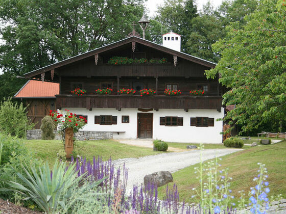 Der denkmalgeschützte Einfirsthof von vorne.