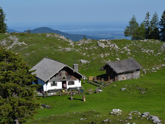 Inzell/Chiemgau: Beim Abstieg nach Adlgaß über die Kohleralm die Fernsicht bis zum Chiemsee genießen