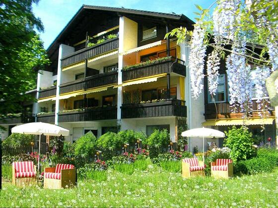 Hausansicht mit Garten