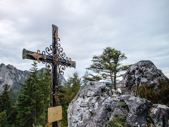 das schöne, schmiedeiserne Gipfelkreuz am Sulzgrabenkopf