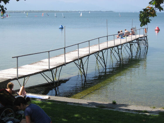 Badesteg des Strandbades Chieming am Chiemsee.