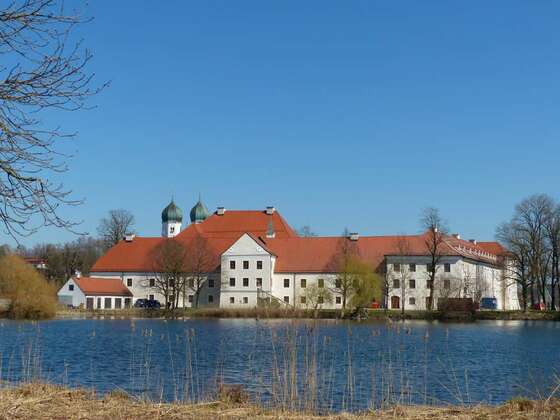 Blick zum Kloster Seeon