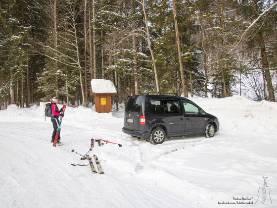 geräumter Parkplatz bei der Glockenschmiede mit Toilettenhäuschen