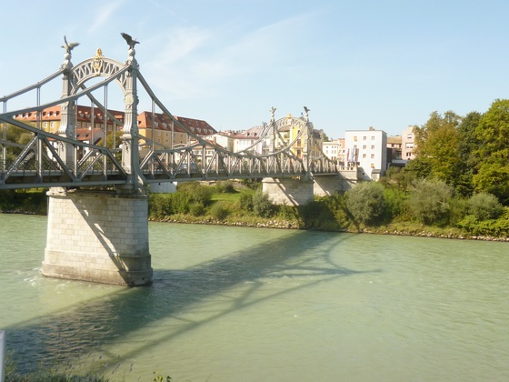Die Salzachbrücke verbindet Oberndorf mit Laufen in Oberbayern.