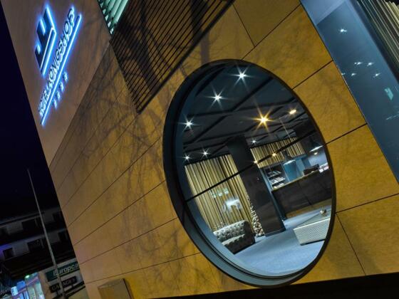 Blick von Aussen in die Lobby/Rezeption