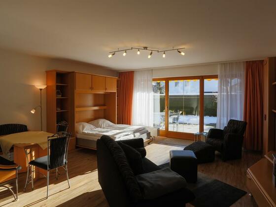 Wohnzimmer mit Schrankbetten