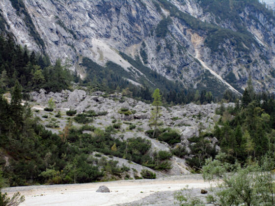Der Bergsturz Steingerümpel von der ehemaligen Vorderen Blauen Gumpe aus