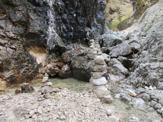 Der Partnachursprung, die Quelle der Partnach, mit den inzwischen in den Bergen allgegenwärtigen "Steinmandln"
