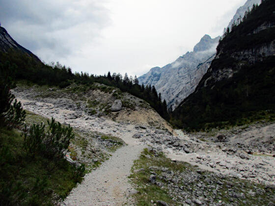 Die wallartige, leicht bogenförmige Endmoräne