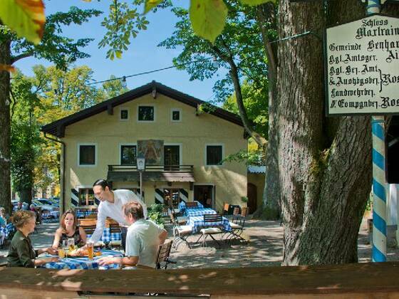 Schlosswirtschaft im Sommer mit Biergarten