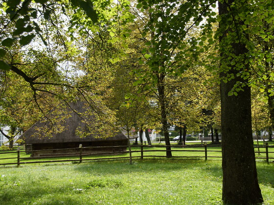 Lindenhain und Herderhaus Bergham