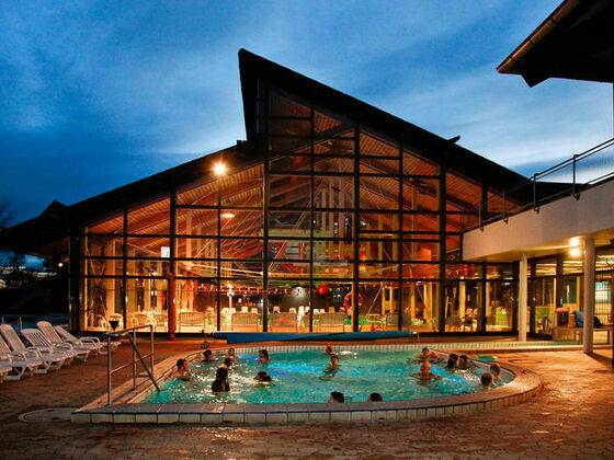 Außenpool am Abend.