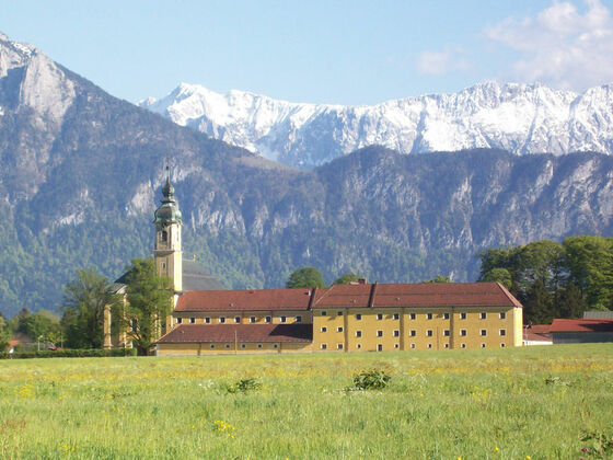 Kloster Reisach mit dem Kaisergebirge im Hintergrund