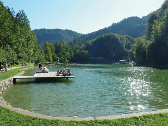 Lügsteinsee mit Steg in Oberaudorf