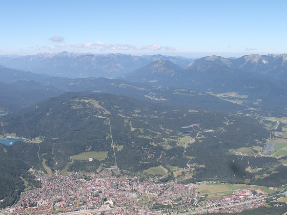 Blick über Mittewald Richtung Garmisch-Partenkirchen