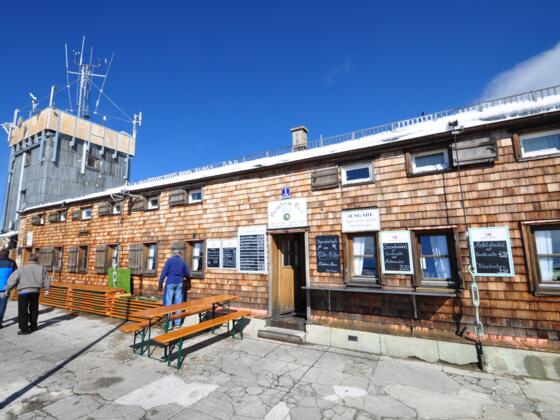 Das Münchner Haus mit dem Metreologischen Turm im Hintergrund