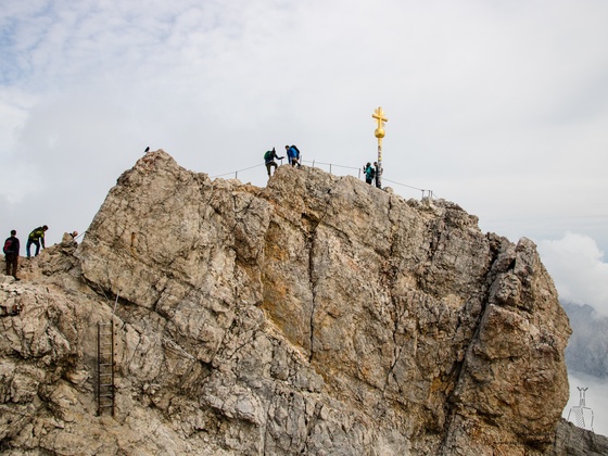 Das Gipfelkreuz der Zugspitze.