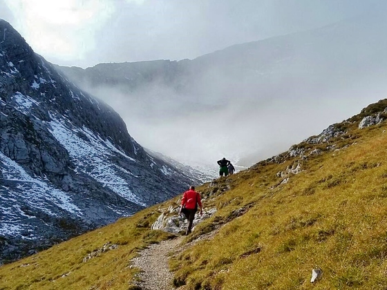 aus der Scharte steigt von Norden her Nebel auf