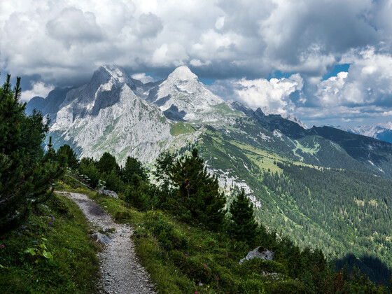 Wanderpfad mit Zugspitzmassiv im Hintergrund