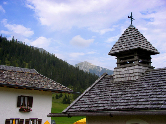 Die Esterbergalm mit Kapelle, im Hintergrund der Krottenkopf.