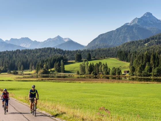Der breite Radweg entlang des Schmalensee