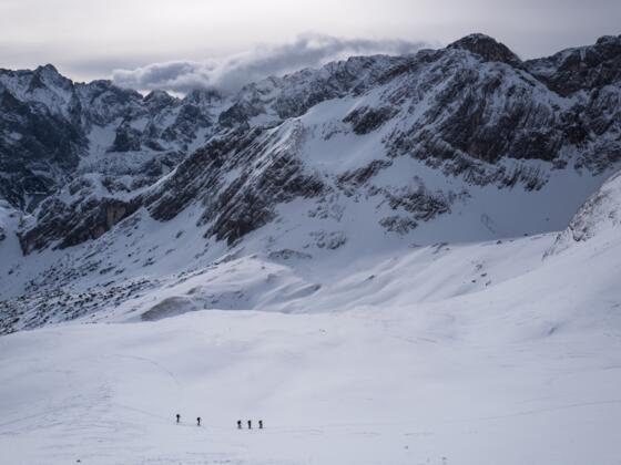 Im Aufstieg zum Bernadeinkopf, Tiefblick vom Gipfel Richtung Osten