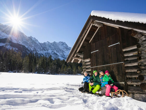 Familie Rodeln im Region Zugspitz Arena Bayern-Tirol