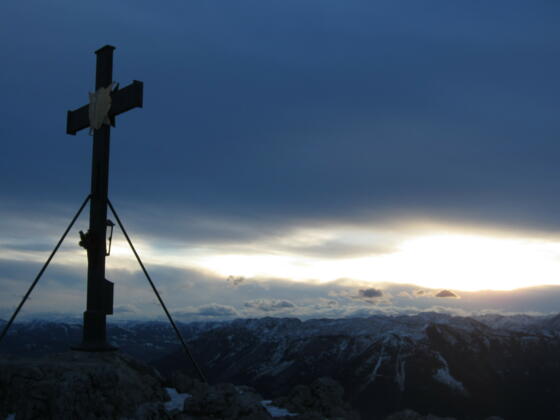 Gipfelkreuz bei Sonnenaufgang